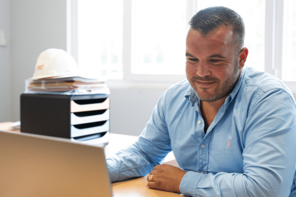 Commercial FIE Photo d'un commercial de FIE qui travaille à son poste de travail