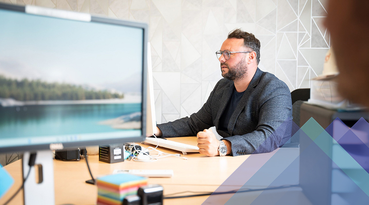 Pourquoi est-ce un atout pour vous ? Photo représentant un commercial qui travaille à son poste de travail