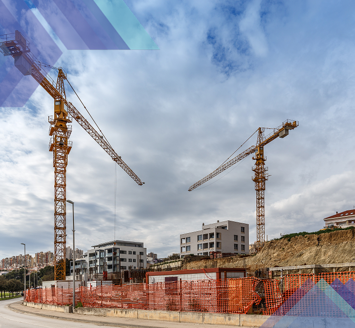 Comment se déroule un chantier ? Photo d'un chantier en construction. On peut voir des maisons se bâtirent et deux grus