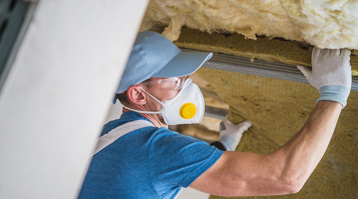 mineral-wool-insulation-2025-03-14-01-21-18-utc Photo représentant un technicien qui installe des matelas isolant en laine de verre